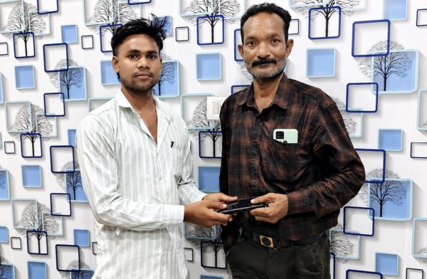 ईमानदारी की मिसाल बने हेमंत बंजारे, खोया मोबाइल सम्मान के साथ लौटाया