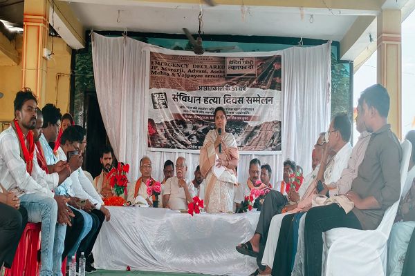 ग्राम पंचायत कुरूद में संविधान हत्या दिवस पर सम्मेलन एवं मीसा बंदियों का सम्मान समारोह आयोजित