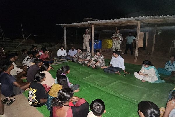 रात्रिकालीन चौपाल में कलेक्टर ने सुनी ग्रामीणों की समस्याएं