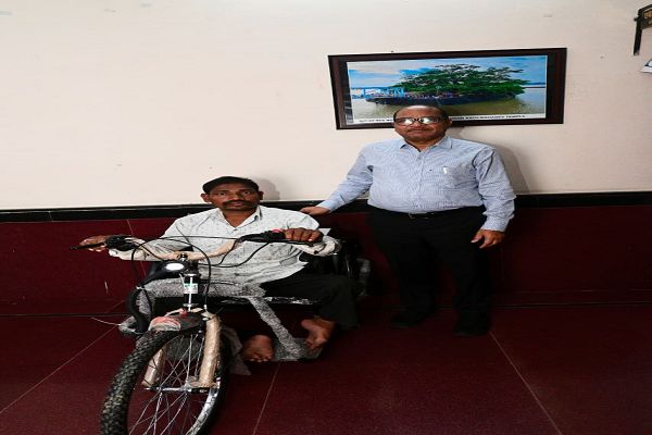  मोटराइज्ड ट्राईसाइकिल बनी आत्मनिर्भरता की नई राह