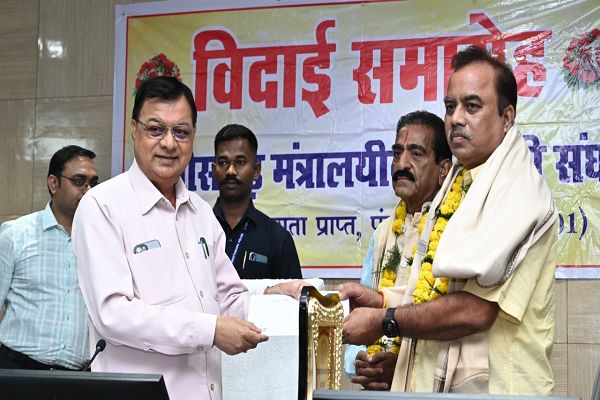 मंत्रालय के तीन अधिकारी-कर्मचारियों को सम्मानपूर्ण विदाई
