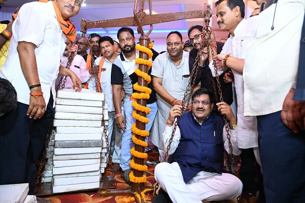  रिमझिम फुहारों के बीच सादगी और आत्मीयता से मना खाद्य मंत्री दयालदास बघेल का जन्मोत्सव