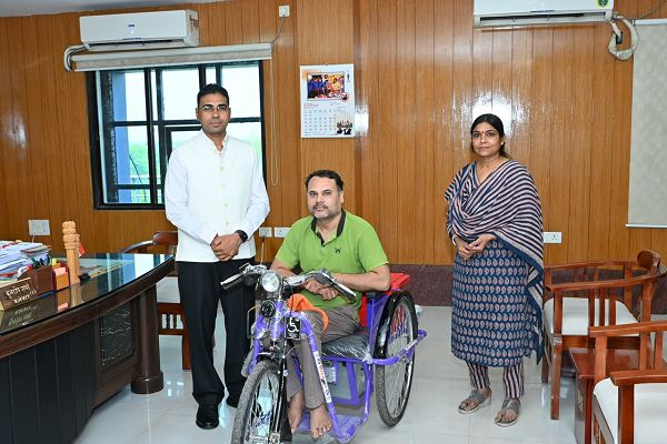 सोशल मीडिया से मिली सीएम हेल्पलाइन 1076 की जानकारी, 15 दिनों में दिव्यांग दुर्गेश साहू को मिली नई बैटरी संचालित ट्राइसाइकिल