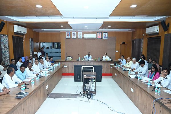 लोक निर्माण विभाग के सचिव ने पुल निर्माण कार्यों की प्रगति की समीक्षा की