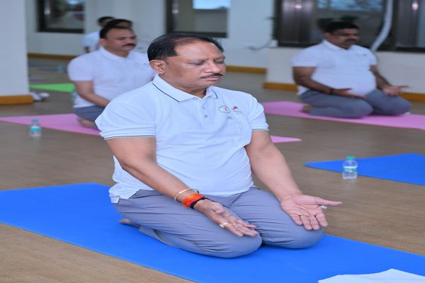 चिंतन शिविर 3.0: योग से हुई नई सुबह, मुख्यमंत्री विष्णु देव साय ने दिया स्वस्थ और संतुलित जीवन का संदेश