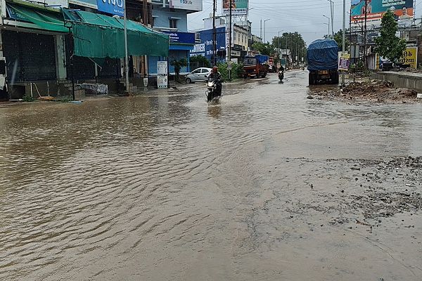  गरियाबंद में झमाझम बारिश से बदला मौसम का मिजाज, किसानों के चेहरे खिले, खेती-किसानी को मिलेगी रफ्तार