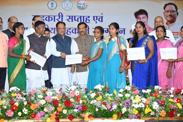 मुख्यमंत्री श्री विष्णुदेव साय ने जशपुर के वन धन विकास केंद्र पंचक्की की महिला स्व-सहायता समूह को किया सम्मानित