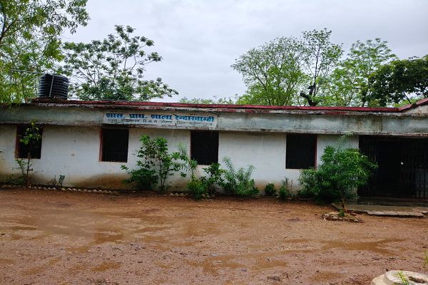 जर्जर भवन में विद्या अध्ययन करने को मजबूर नौनिहाल**-- छत से टपक रहा पानी, हर पल हादसे का खतरा--