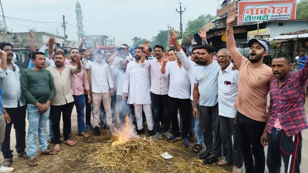 नकटी प्रभावित परिवारों को न्याय दिलाने मंडल कांग्रेस कमेटी धरसींवा ने किया विधायक अनुज शर्मा का पुतला दहन