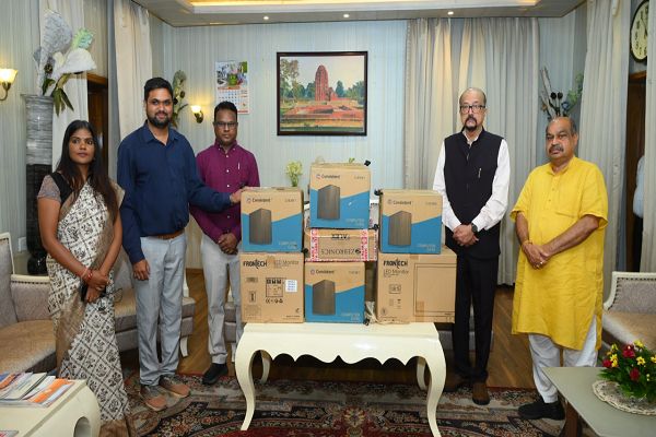 स्वेच्छानुदान मद से सुदूर वनांचल स्थित स्वामी आत्मानंद स्कूल, मांझीगुडा को 10 कंप्यूटर प्रदत्त