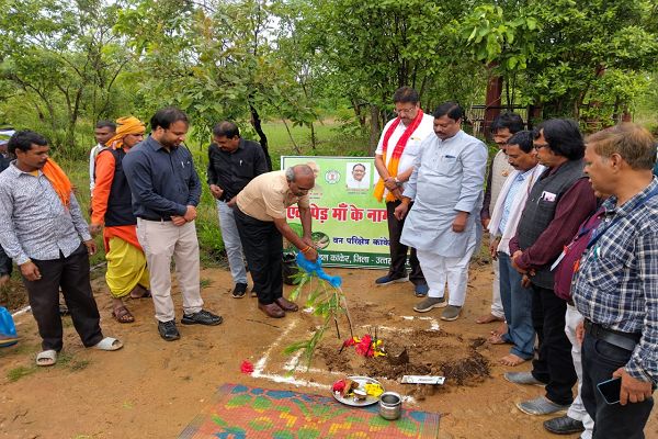 जैव विविधता पार्क कांकेर के माकड़ी में औषधिय पौधों का रोपण- पारंपरिक चिकित्सा को बढ़ावा देने की नई पहल