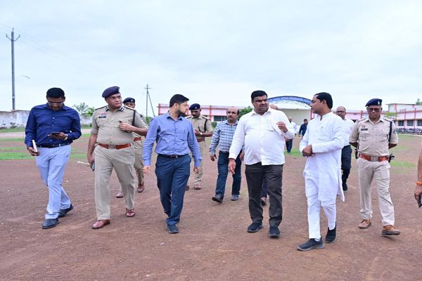 गनियारी पहुंचे स्कूल शिक्षा मंत्री गजेन्द्र यादव, पद्म विभूषण डॉ. तीजन बाई के दशगात्र एवं श्रद्धांजलि कार्यक्रम की तैयारियों का लिया जायजा