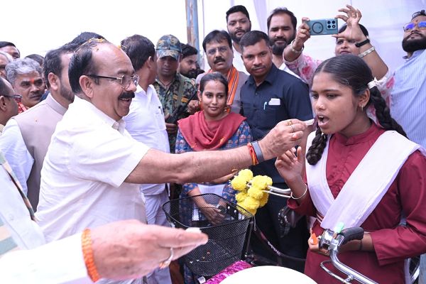  उप मुख्यमंत्री श्री अरुण साव ने शाला प्रवेश उत्सव में बच्चों को तिलक लगाकर कराया शाला प्रवेश