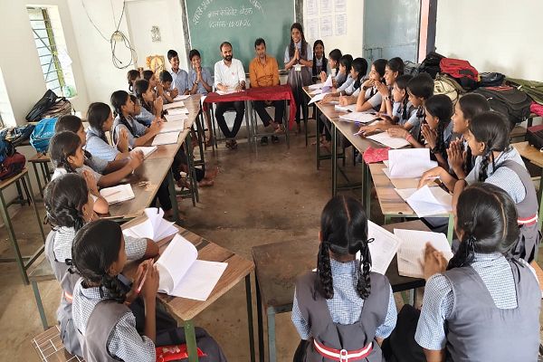 सेमरसल स्कूल में बाल केबिनेट की बैठक में कार्य विभागों के संबंध में दी गई जानकारी  सेमरसल स्कूल में बाल कैबिनेट मीटिंग में कामकाज का हुआ बंटवारा,संवरेगा स्कूल