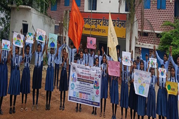 चैतमा के नौनिहालों ने नुक्कड़ नाटक और मानव श्रृंखला से दिया जनसंख्या स्थिरीकरण का संदेश