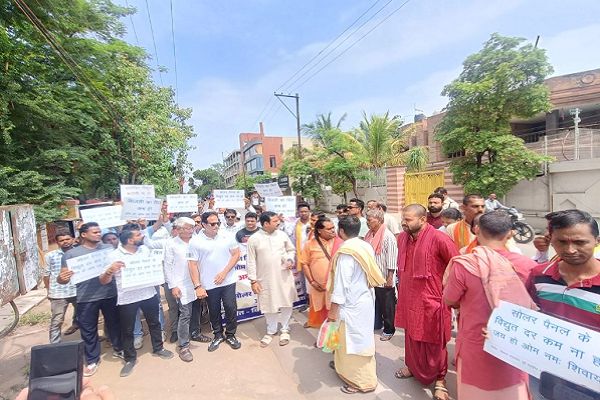 बिजली कटौती के विरोध में कांग्रेस का अनोखा प्रदर्शन, ट्रांसफार्मर की पूजा कर जताया विरोध