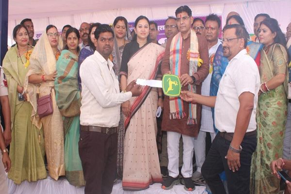 बदली बिलाईगढ़ के तिहारूराम की तकदीर : 4 लाख रूपए के अनुदान से मिला ट्रैक्टर
