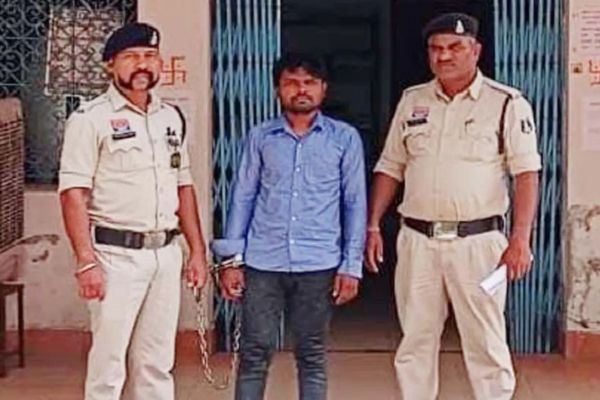 पूजा-पाठ और ताबीज का झांसा देकर महिला से अश्लील हरकत, आरोपी गिरफ्तार