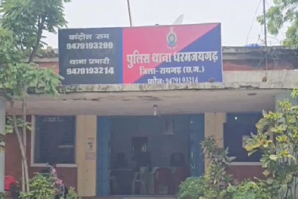 तेज रफ्तार कार ने बाइक को मारी टक्कर, तीन युवक गंभीर घायल, CCTV में कैद हादसा