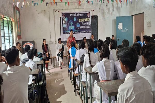 बेटी बचाओ-बेटी पढ़ाओ अभियान : गिरवरगंज में छात्राओं को आत्मरक्षा, साइबर सुरक्षा और महिला अधिकारों का मिला प्रशिक्षण