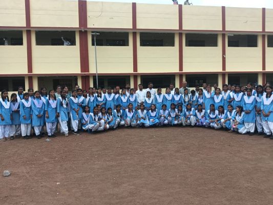 सरस्वती साइकिल योजना के तहत 80 छात्राओं को साइकिलों का वितरण