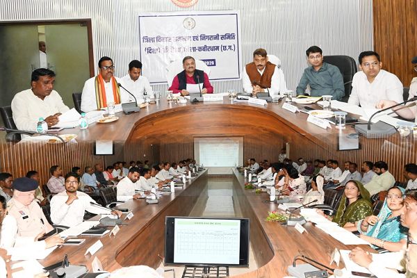  शासन की योजनाओं का हो प्रभावी क्रियान्वयन, अंतिम व्यक्ति तक पहुंचे लाभ-सांसद श्री संतोष पाण्डेय