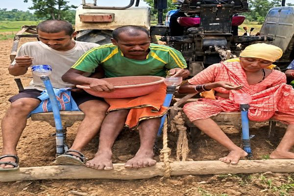  मुख्यमंत्री श्री विष्णु देव साय के कृषि नवाचार को बढ़ावा देने के संकल्प को मिली नई उड़ान, प्रगतिशील किसान भानुप्रताप ने जुगाड़ तकनीक से तैयार की सीड ड्रिल