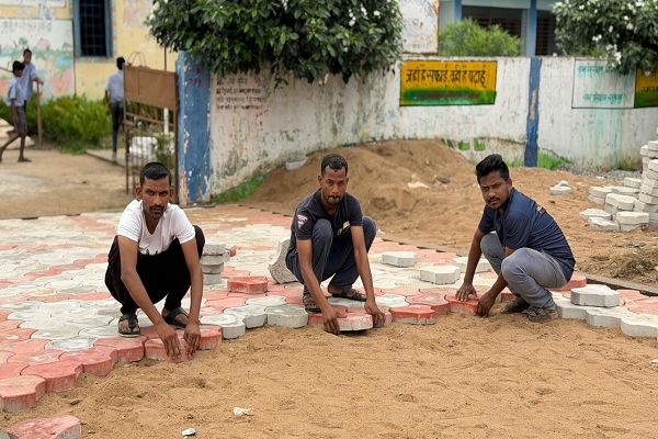 गांव में रोजगार, घर में खुशहाली से बदल रही ग्रामीणों की जिंदगी