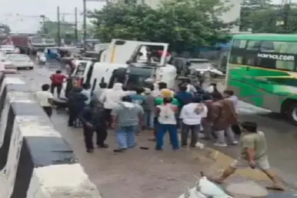 संतोषी नगर ब्रिज के पास बेकाबू ट्रक 15 फीट नीचे गिरा, कार को भी मारी टक्कर