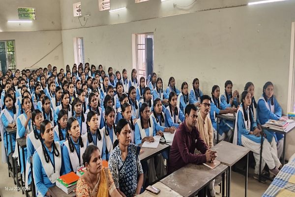 अंतरराष्ट्रीय न्याय दिवस पर शासकीय कन्या उच्चतर माध्यमिक विद्यालय गरियाबंद में विधिक साक्षरता शिविर आयोजित