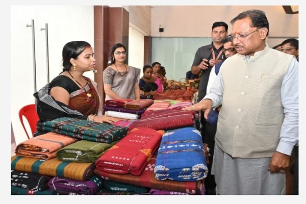 करघे से कमाई तक: धमतरी के ग्राम नारी की बुनकर महिलाओं ने लिखी आत्मनिर्भरता की नई इबारत