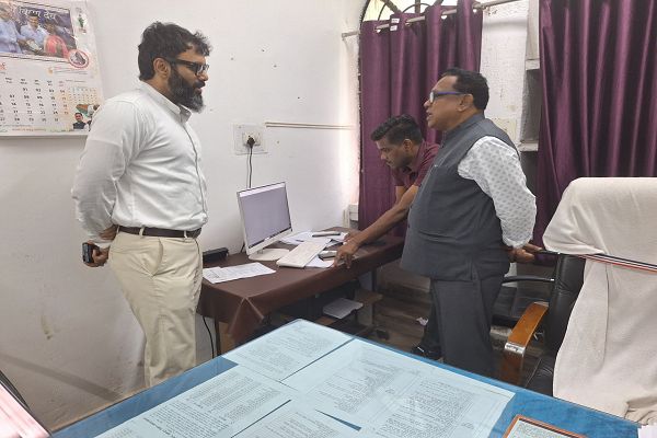 &rsquo;सरगुजा संभागायुक्त ने जशपुर कलेक्टोरेट का किया औचक निरीक्षण&rsquo;