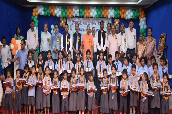 जशपुर में धूमधाम से मनाया गया जिला स्तरीय शाला प्रवेश उत्सव&rsquo;