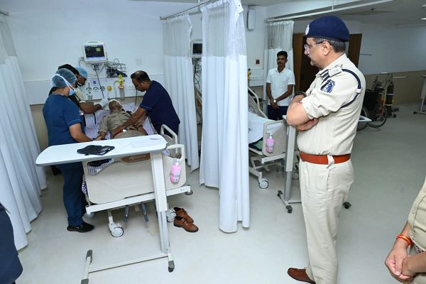  पुलिस कमिश्नर श्री संजीव शुक्ला ने अस्पताल पहुंचकर घायल पुलिस जवानों का जाना हाल