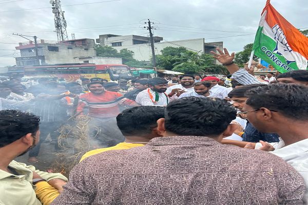 तानाशाही सरकार के विरोध में पंडरिया में गरजी कांग्रेस प्रधानमंत्री का पुतला दहन, सैकड़ों कार्यकर्ता हुए शामिल