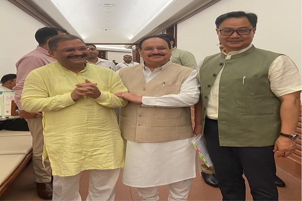  केंद्रीय स्वास्थ्य मंत्री से मिले सांसद, मेडिकल कॉलेज की मान्यता के लिए जताया आभार 