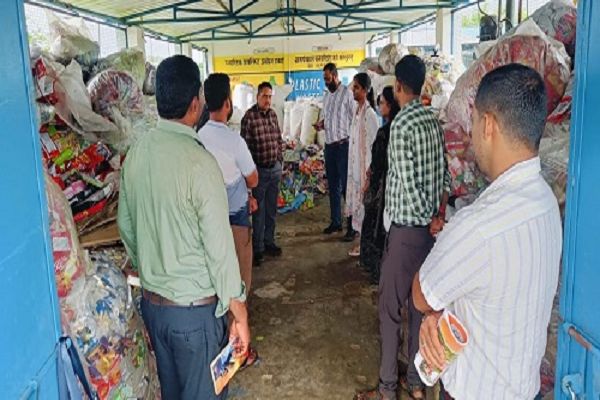 सरगुजा संभाग के उपायुक्त ने चनवारीडांड प्लास्टिक प्रतिबंध इकाई की सराहना की