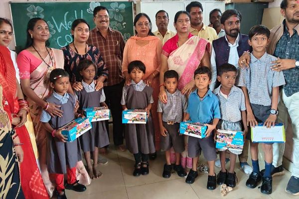 विद्या फाउंडेशन ने शासकीय स्कूल छावनी के छात्रों को बांटी चरण पादुका