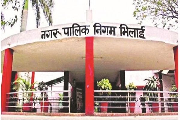 ताश खेलते पकड़े गए निगम के तीन कर्मचारी निलंबित