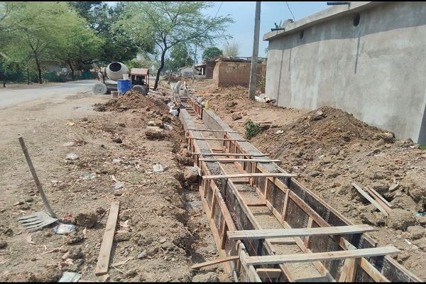 प्रधानमंत्री ग्राम सड़क योजना के घटिया निर्माण कार्य पर उठे गंभीर सवाल