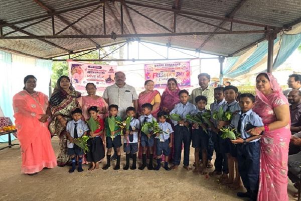 स्वामी आत्मानंद विद्यालय नैमेड़ में पूर्व नौसेना अधिकारी रणवीर सिंह भदौरिया का जन्मदिन मनाया गया
