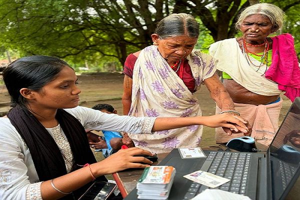 कोर्रा में घर-घर पहुँची स्वास्थ्य विभाग की टीम योजनाएँ