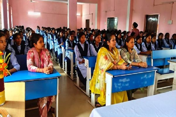 बेटी बचाओ-बेटी पढ़ाओ योजना : मिशन शक्ति के तहत विद्यार्थियों को हेल्पलाइन