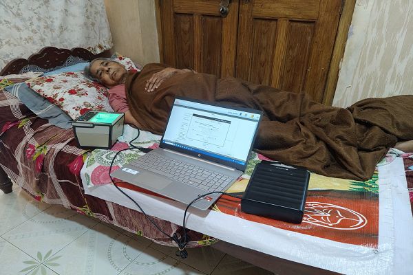 मानवीय संवेदनशीलता की मिसाल : पक्षाघात से पीड़ित दिव्यांग मरीज के घर पहुंचकर उपलब्ध कराई गई आधार सेवा