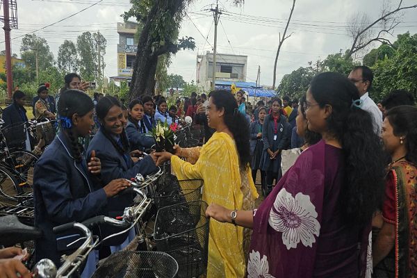 सरस्वती सायकिल योजना के तहत 59 छात्राओं को मिली सायकिल