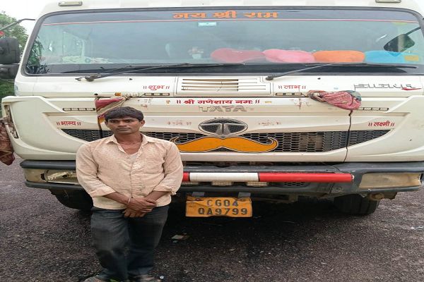 अवैध रेत परिवहन पर प्रशासन की कार्रवाई, एक हाईवा और दो ट्रैक्टर जब्त