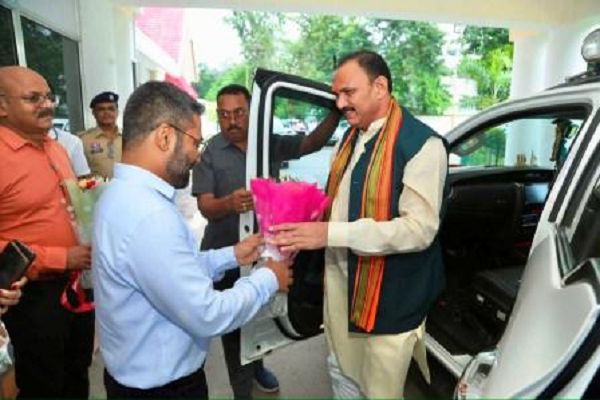 स्वास्थ्य मंत्री जायसवाल के कांकेर आगमन पर जनप्रतिनिधियों और कलेक्टर ने किया स्वागत