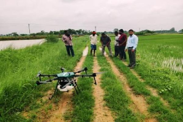दोनर समिति के ड्रोन से कृषक के खेत में किया गया कृषि दवाइयों का छिड़काव
