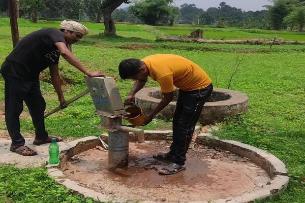 स्वच्छ पेयजल की दिशा में बड़ा कदम: ग्राम सेमरिया के हैंडपंपों का क्लोरीनेशन, जलजनित बीमारियों से बचाव हुआ और मजबूत