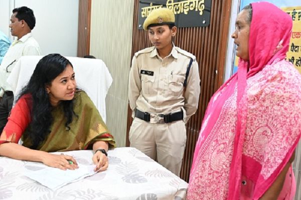 कलेक्टर पद्मिनी भोई साहू ने जनदर्शन में सुनी आमजन की समस्याएं